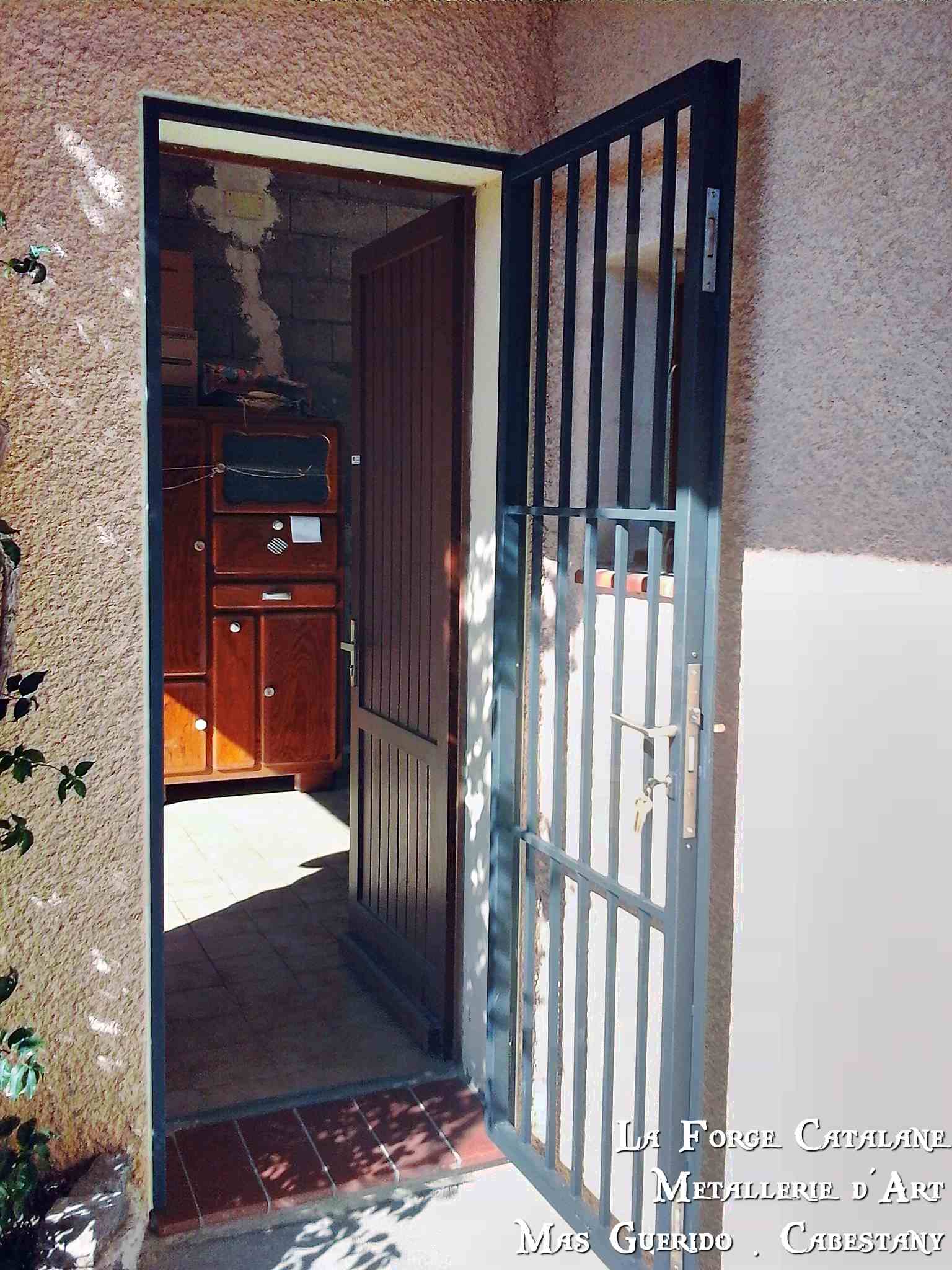 grille articulee serrure 3 points barreaudage carre 16 vertical forge catalane 2.jpg